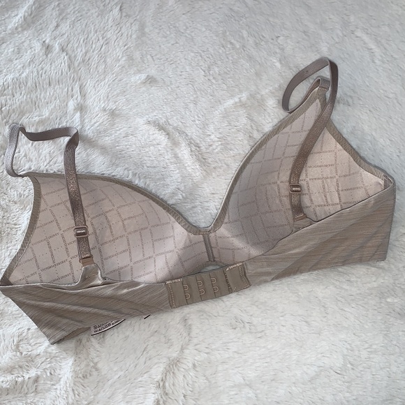 32C Victoria’s Secret no wire wireless bra - Picture 3 of 3